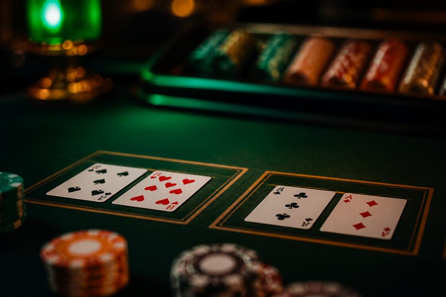 Krupiérka s kartami - baccarat live